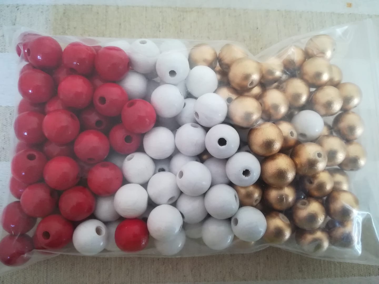 Värilliset puuhelmet