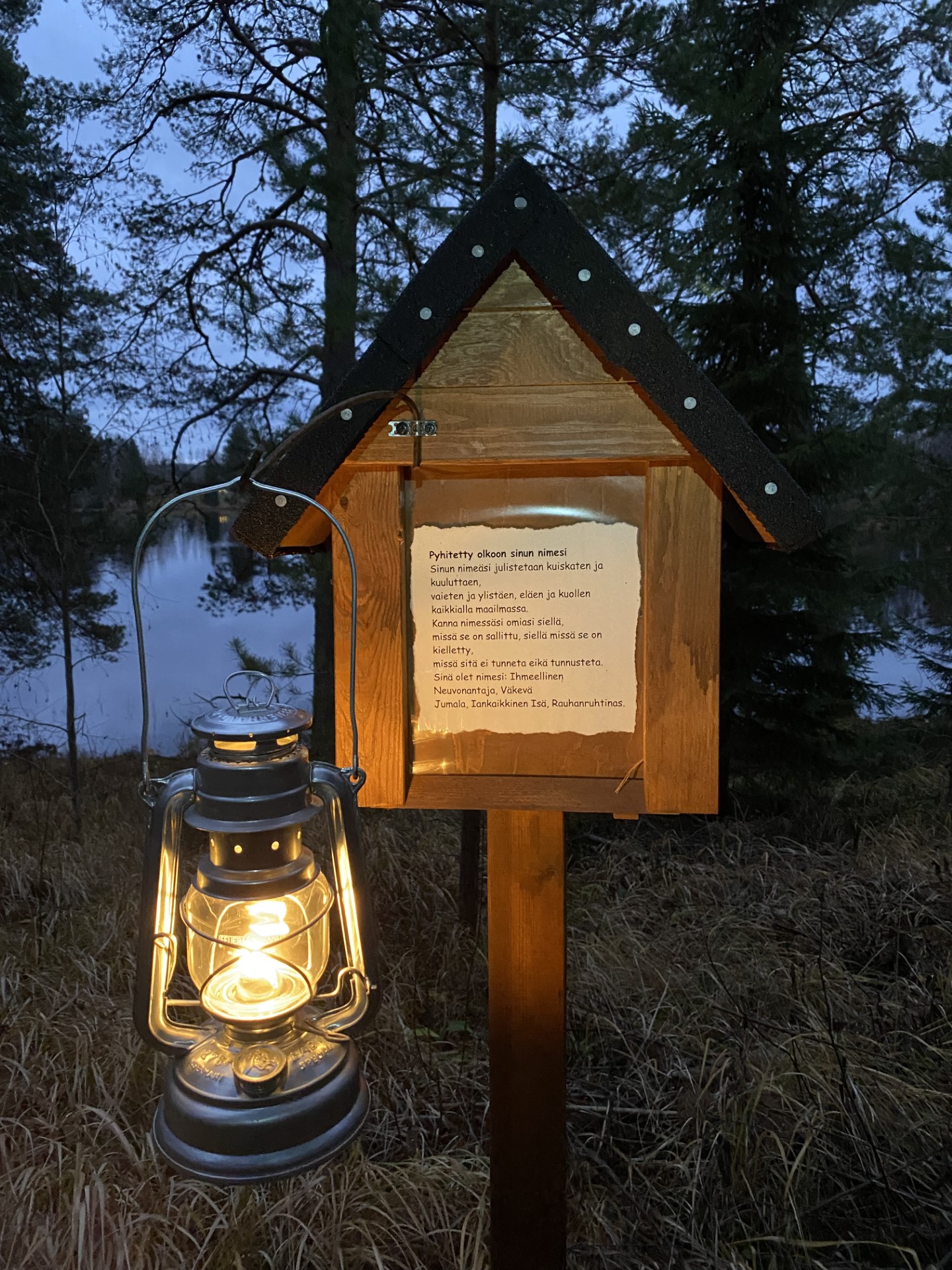 Kyltti ja kynttilälyhty