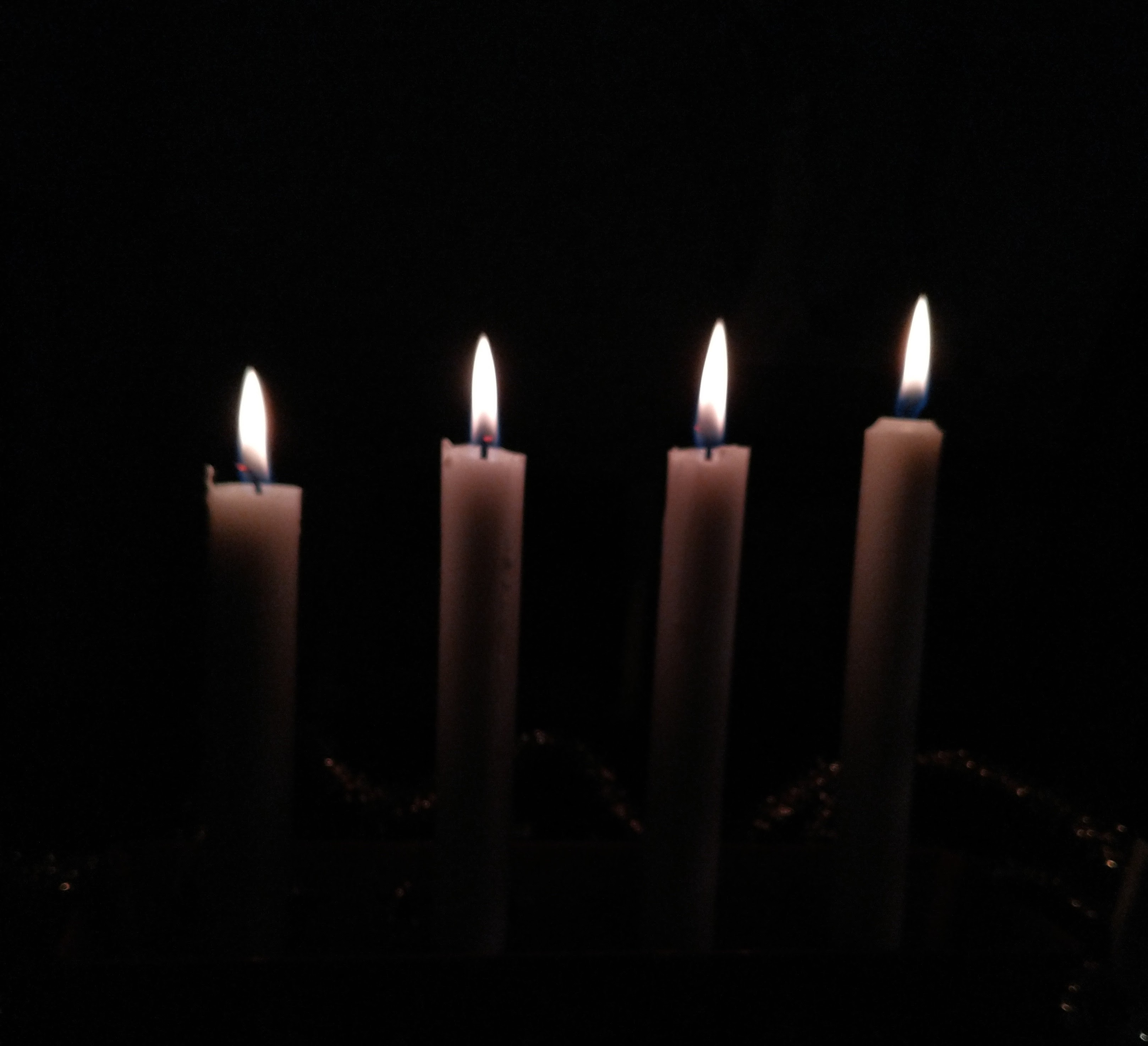 Neljä palavaa kynttilää