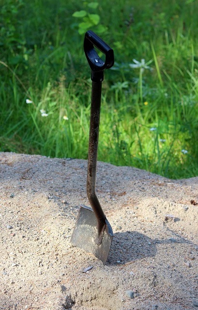Lapio hiekkakasassa.