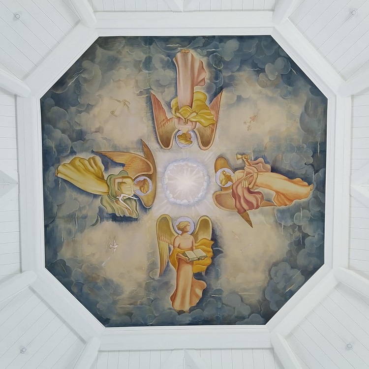 Kirkon sisäkaton enkeliaiheinen koristemaalaus