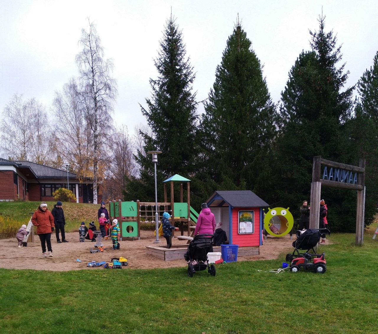 Leikkikenttä, lapsia ja aikuisia